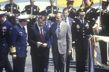 O presidente dos EUA, George Bush, com oficiais militares durante a operação Tempestade no Deserto.*