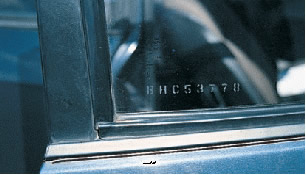Gravação feita em vidro de janela de carro com ácido fluorídrico