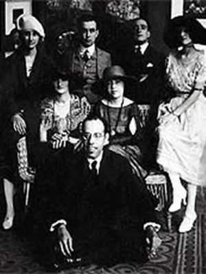 Mário de Andrade (sentado), Anita Malfatti (sentada, ao centro) e Zina Aita (à esquerda de Anita)